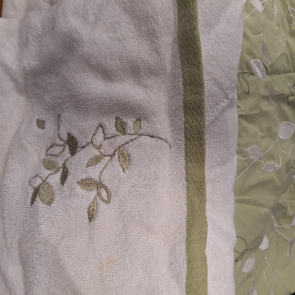 Ceramic bathroom set with matching shower curtain and decorative towels - Picture 4 of 6